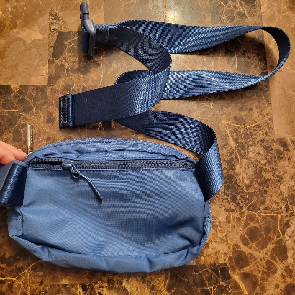 Lululemon Everywhere Belt Bag 1L - Picture 3 of 6